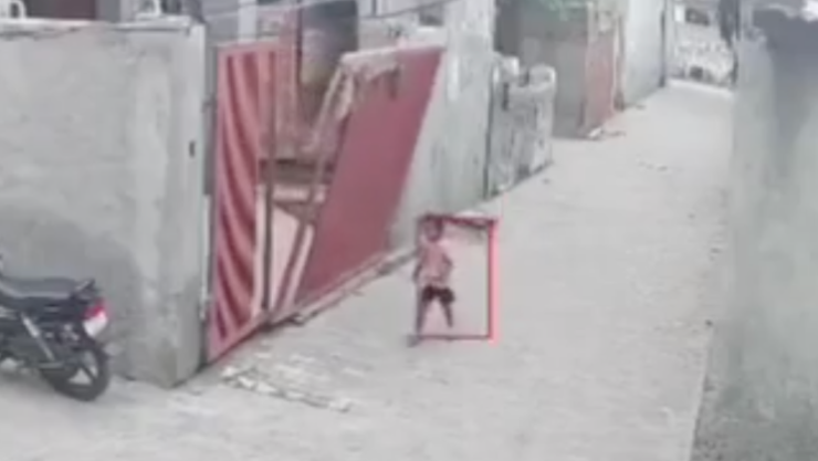 Captan deceso de menor a causa de portón corredizo en la India