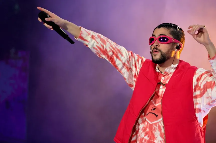 Bad Bunny saludo.jpg
