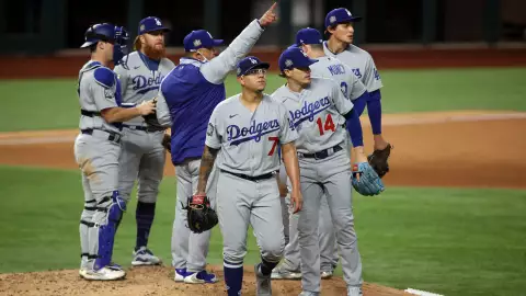 Urías brilla en la Serie Mundial.jpg