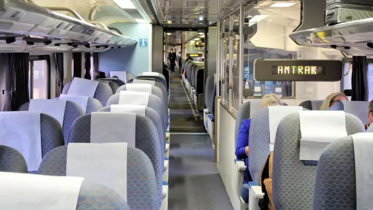 pasajeros en un tren de camino a California