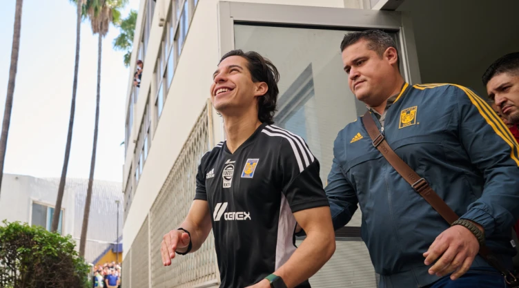 Diego Lainez con el equipo de Tigres