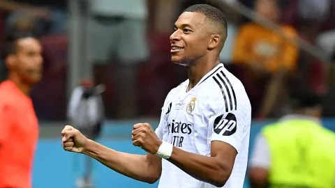 Kylian Mbapp&eacute; celebra su primer gol con el Real Madrid