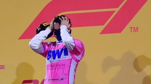 Tras obtener el primer lugar en el Gran Premio de Sakhir de la Fórmula 1, el piloto mexicano Sergio ‘Checo’ Pérez no pudo contener la emoción llorar al escuchar el Himno Nacional en Baréin.