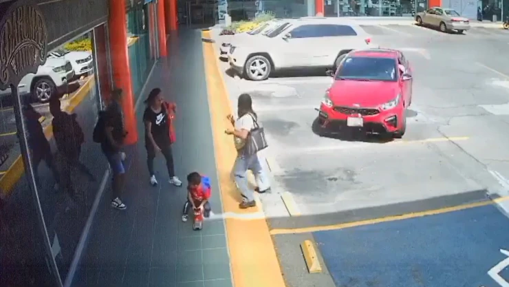 Auto casi atropella a mamá e hijo en plaza de San Manuel