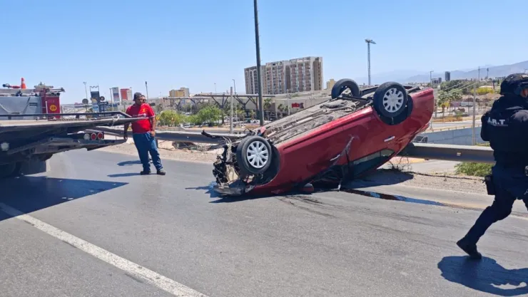 Torreón Conductor de 18 años vuelca sobre puente en Periférico.jpg