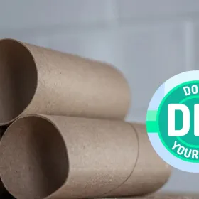 Reutiliza los tubos de papel higiénico y haz mini coronas para decorar esta Navidad