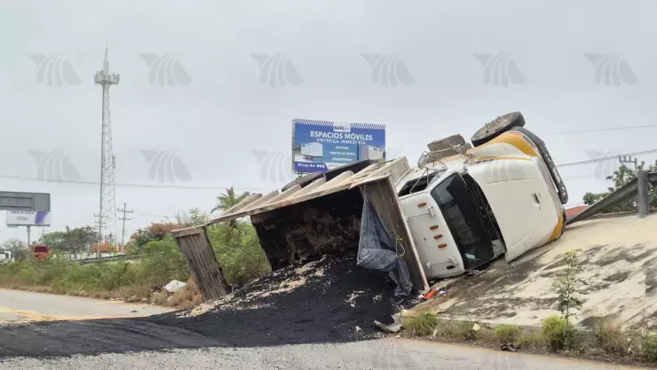 ¡Precaución! Reportan volcadura de volquete sobre la Mérida-Cancún