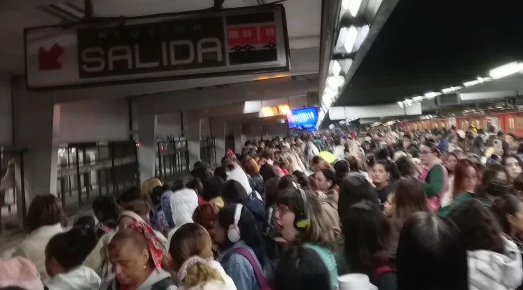 Foto de estación del Metro CDMX a llenar de personas.