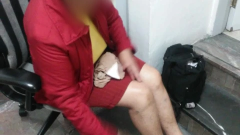 cae paraguas accidentalmente a las vías del metro