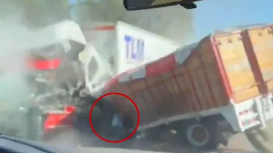 Momento exacto en el que dos tráilers chocan de frente en la carretera y un conductor sale de la cabina (VIDEO)