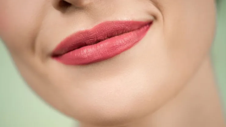 ¿Cómo lograr el efecto de labios carnosos en bocas finas?