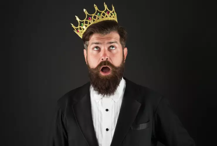 Ser narcisista implica buscar admiración constante y tener dificultades para empatizar.