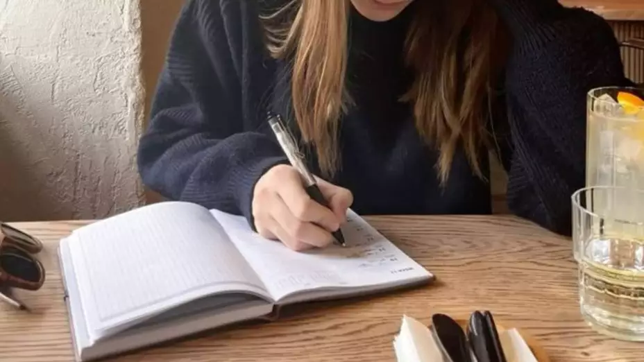 ¿Qué escribir en tu journal? Este es el journaling prompt de HOY, martes 19 de agosto de 2025