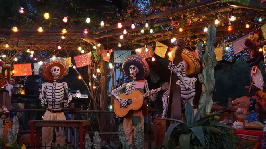 Día de Muertos 2022 papel picado ofrenda México