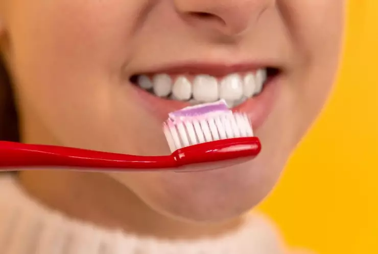 ¿Mojas el cepillo de dientes antes de usarlo? Lo estás haciendo mal