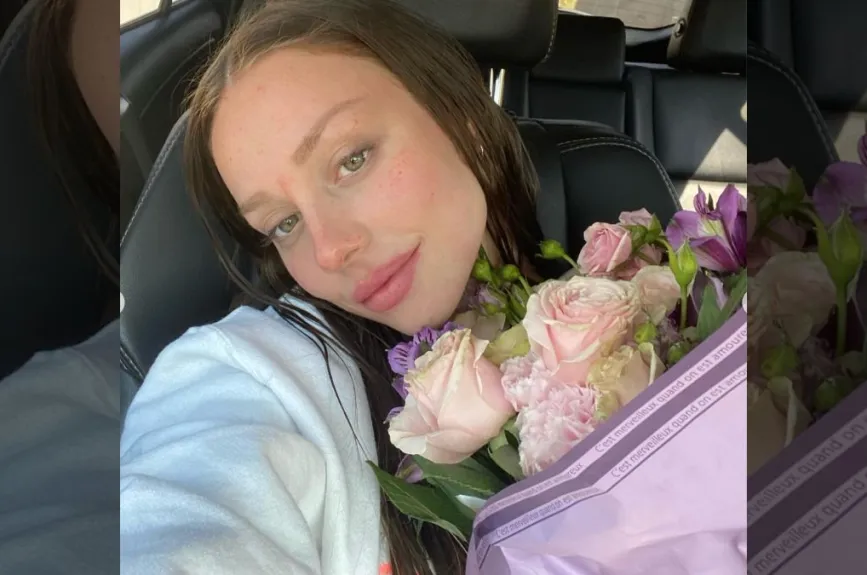 Esther con flores.jpg
