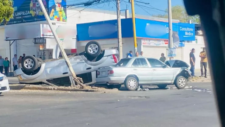 Choque con volcadura en la Guadalupe Victoria, en Culiacán