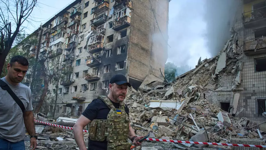 Sitio donde un misil ruso destruyó un edificio en Ucrania.