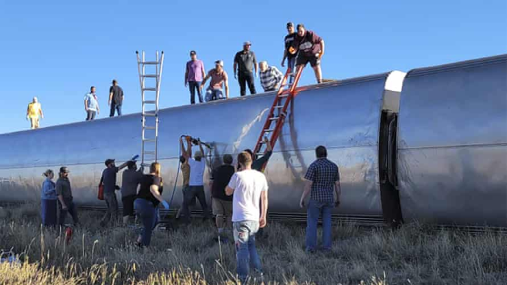 Al menos 3 muertos deja descarrilamiento de tren en Montana, EUA