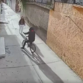 asalto-en-ixtapaluca-ladron-iba-en-bici-y-acorrala-a-una-joven-para-robarle-sus-cosas