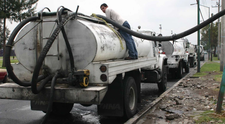 Pipa de agua por mega corte en la CDMX y Estado de México