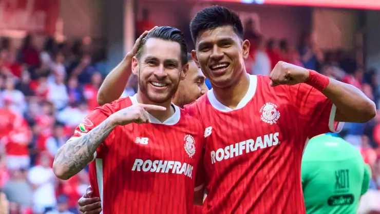 Jesús Angulo y Jesús Gallardo celebrando un gol con el Toluca FC