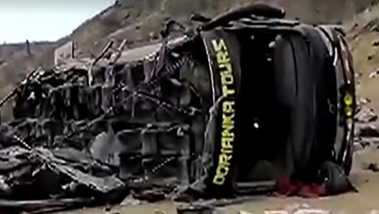 Autobús cae en acantilado en Perú