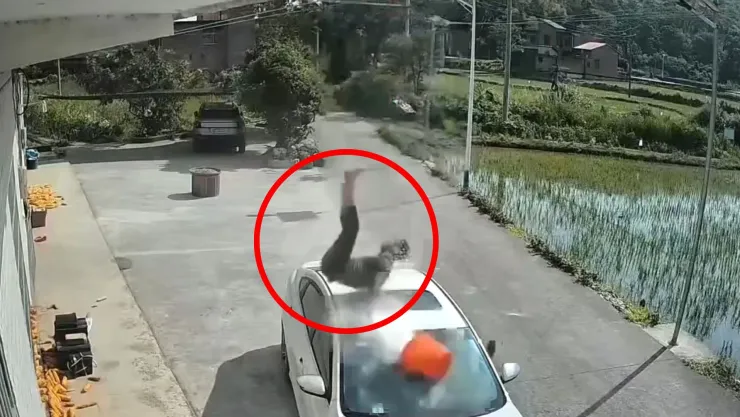 VIDEO | ¡IMÁGENES SENSIBLES! Trabajador cae desde un cuarto piso y se impacta brutalmente contra un auto