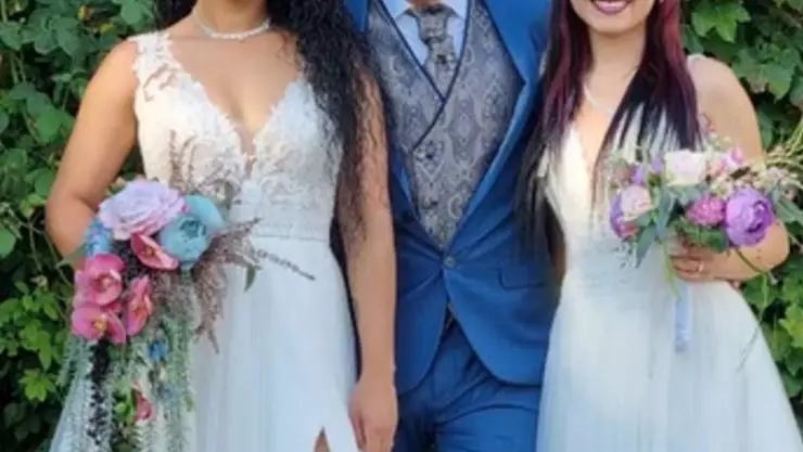 Se casan entre tres.-