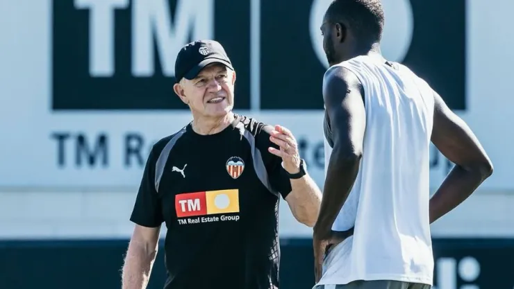 Javier Aguirre en su primer entrenamiento con el Valencia