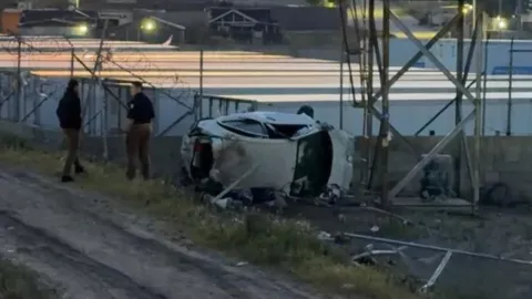 Tragedia en Ojo de Agua: vehículo sale del camino y termina volcado en carretera libre Tijuana–Tecate