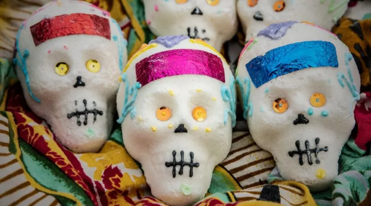Ideas DIY 3 ideas para decorar calaveritas de azúcar únicas para colocar en tu altar de Día de Muertos.jpg