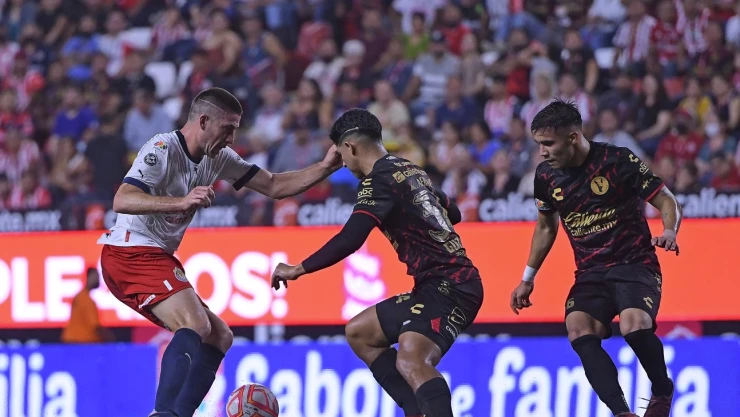Victor Guzmán pelea el balón de Santiago Ormeño