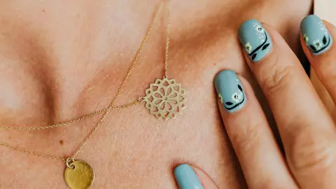 Uñas con diseño de flor.jpg