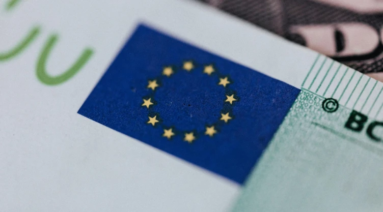 Reino Unido y la Unión Europea acuerdan flexibilizar viajes y comercio en un pacto histórico tras el Brexit. Un nuevo comienzo para Europa.