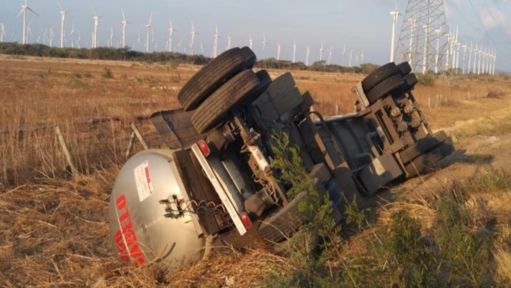 Oaxaca: Pipa de doble remolque sufre volcadura en La Venta-La Ventosa