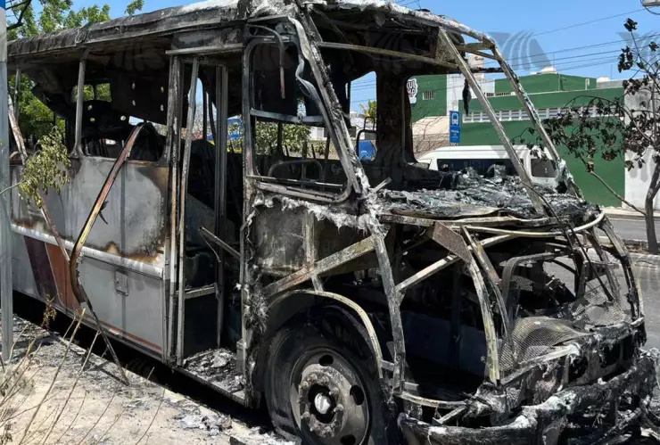 Así quedó el camión de pasajeros incendiado en la Avenida Yucatán.