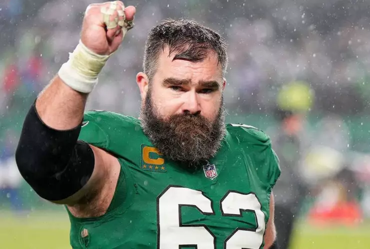 Así fue el GRAN GESTO de Jason Kelce con trabajadora de restaurante (1).jpg