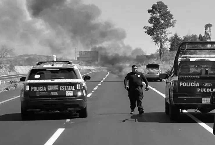 Se incendia camioneta donde viajaba familia en autopista Atlixco-Puebla