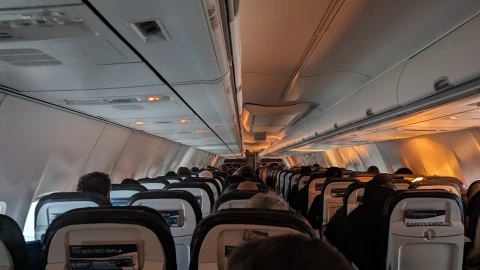 Vista desde atrás de un avión con pasajeros.