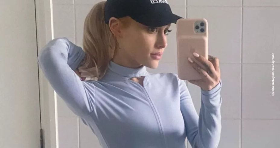 Selfie de Ariana Grande en un espejo