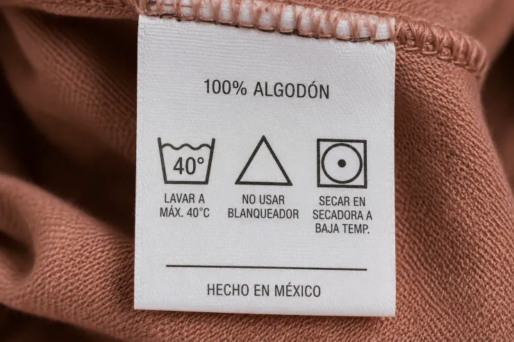 Guía completa para entender las etiquetas de tu ropa y evitar dañarla al lavarla