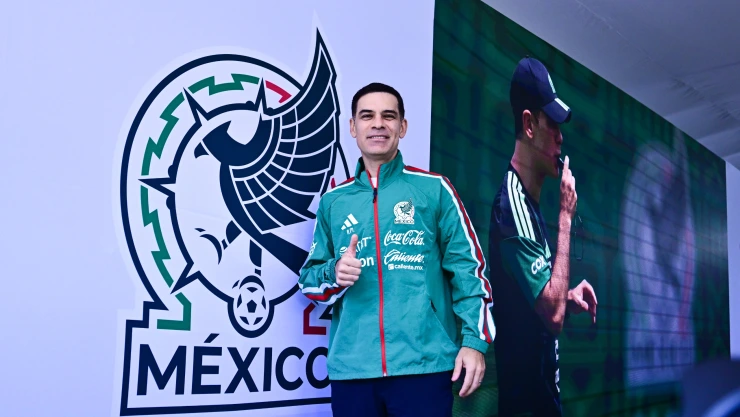 En DESCUENTO: Esto cuesta la chamarra que recibió Rafa Márquez al presentarse oficialmente como el Director Técnico de la Selección Mexicana