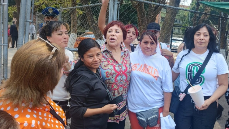 La lideresa de comerciantes (centro) acudió a una audiencia en el Reclusorio Sur.