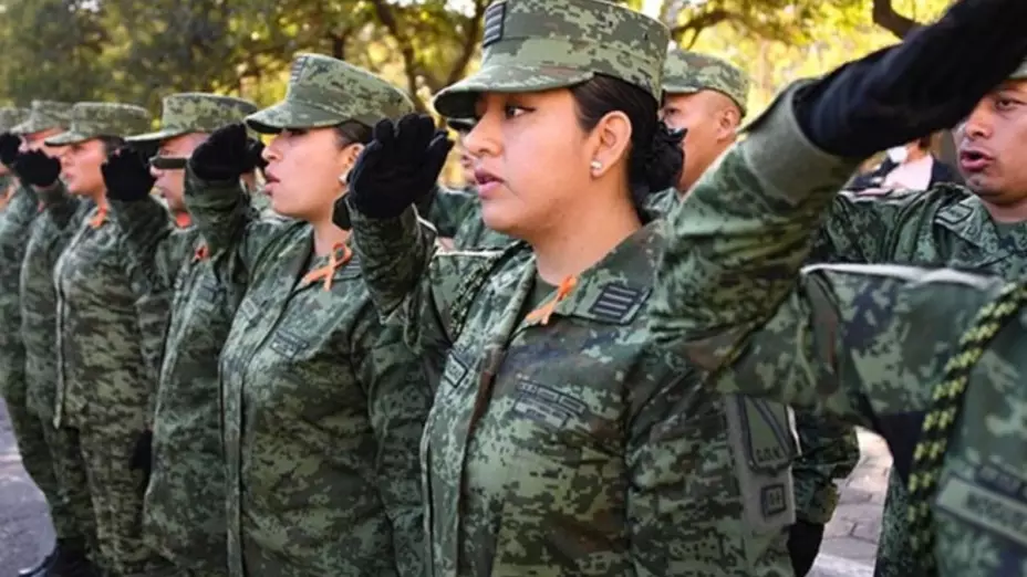 Quién y cómo se hacen los uniformes militares en México