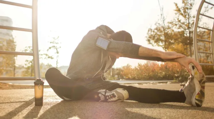 Un hombre haciendo ejercicio bajo el sol