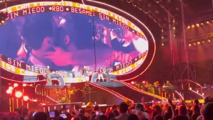 VIDEO_ Kiss Cam en concierto de RBD capta beso de tres y enloquece a todos
