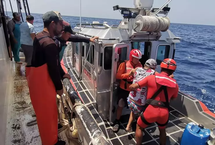 FOTO Brindan atención médica a pescador que iba en una embarcación que estaba a 83 km de Progreso