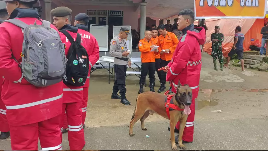 Rescatistas en el lugar de un alud de tierra en Indonesia