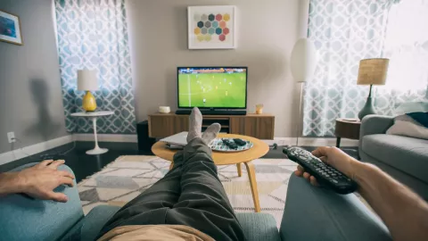 Las personas que necesitan la televisión encendida tienen este tipo de comportamientos